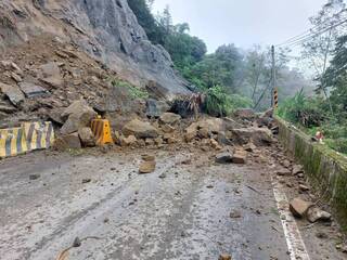 嘉義166縣道梅山段崩塌中斷  縣府出動機具搶修