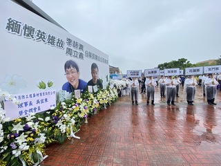 竹市勇消李詠真周立鑫聯合公祭 獲頒褒揚令覆國旗