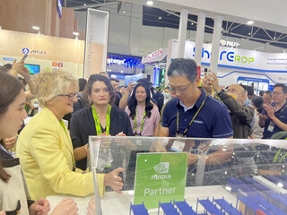 廣運攜手輝達攻AI工廠 黃仁勳妻子和女兒訪攤位