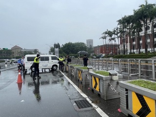 總統府前花台遭車撞 駕駛下車未拉緊手煞車釀禍