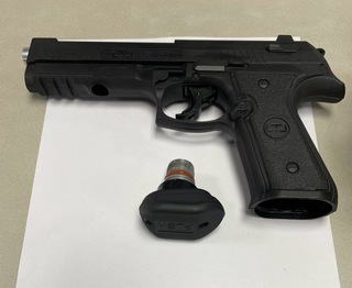 離婚不歡而散 花蓮女與現任夫持鎮暴槍射傷前夫落網