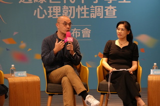 調查：1/4國中教育會考生 日瀏覽社群超過4小時