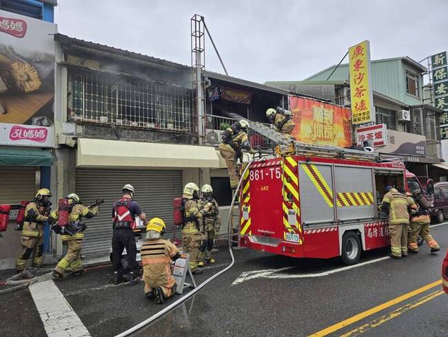 台南中西區民宅火警 消防人員架雲梯救出3人 | 華視新聞