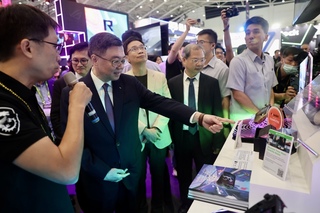 參觀COMPUTEX 卓榮泰：政府全力協助台灣產業