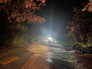 蘇花崇德段凌晨坍方  1車2人受困警消冒雨搶救