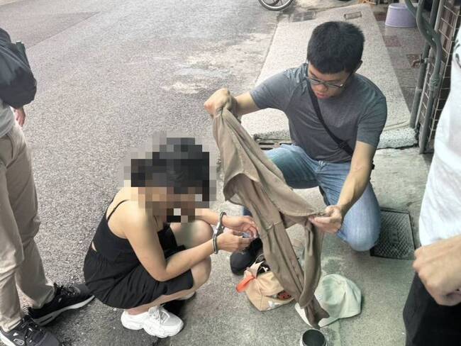 女子台南市區販毒又遭通緝  警埋伏逮捕送辦 | 華視新聞