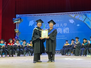 弘光科大「高年級」畢業生  重拾課本圓年少夢想