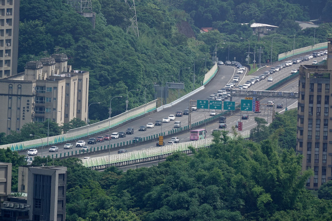 端午連假第2天國道上午大致順暢 午後北返車潮湧現 | 華視新聞