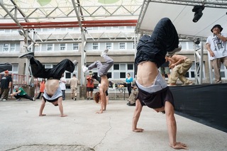 當嘻哈遇上端午立蛋 街舞好手屏東倒立「立人」同歡