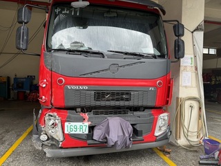 疑手煞車未拉滿 基隆消防車撞電線桿幸無人傷