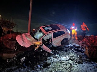 屏東里嶺大橋自小客車撞護欄墜橋  駕駛送醫不治