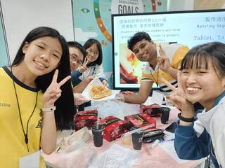 竹縣義民高中邀大學外籍生彩繪紙傘  推客家文化