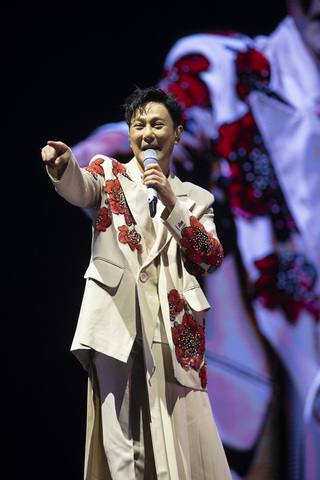 張信哲杜拜開唱 「愛如潮水」萬人嗨爆