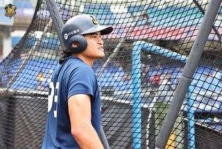 岳家3兄弟同時在場上 岳東華球棒滑掉並非想打大棒