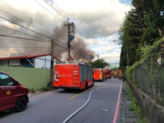 新店工廠火警已控制竄濃煙 市府籲附近居民緊閉門窗
