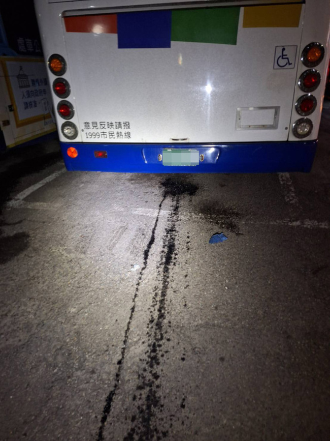 基隆公車漏油害10人摔傷 外送員肋骨斷7根 | 華視新聞