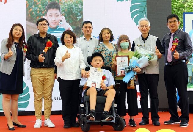 黃敏惠自曝戰勝小兒麻痺 勉畢業生樂觀面對挑戰 | 華視新聞