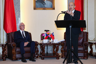 韓國瑜接見捷克訪團頒一等榮譽獎章  盼台捷情感鞏固