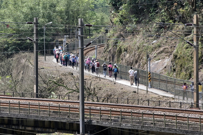 取道三貂嶺車站攀瀑布群 新北：有違鐵路法之虞 | 華視新聞