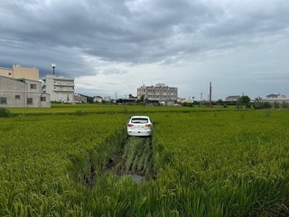 苗栗苑裡交通事故 轎車失控「犁田」
