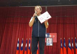 領到遲來65年「畢業證書」81歲礦工哽咽：我畢業了