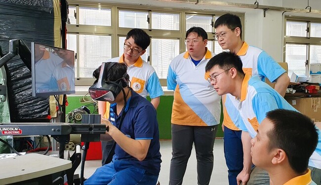 職訓課程導入VR教材 助學員入門銲接也降碳排 | 華視新聞
