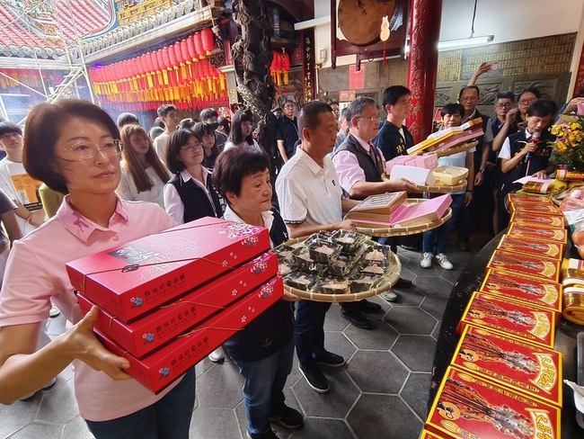 大學分科測驗將登場 台中糕餅店獻狀元糕祝福考生 | 華視新聞