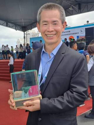 澎湖檢察官吳巡龍打擊非法漁撈 獲海洋保育楷模獎