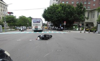 機車碰客運車再撞自小客 台中女騎士送醫不治