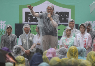 民眾冒雨相挺覆議案宣講 林右昌盼更多人站出來
