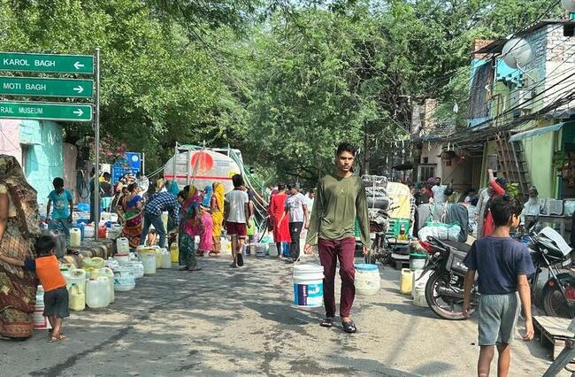 印度德里爆缺水危機 民眾砸供水部門洩憤 | 華視新聞