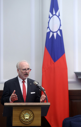 拉脫維亞前總統：全球民主面臨內憂外患需強化韌性