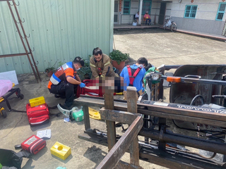 台南西港區堆高機翻覆  駕駛送醫不治