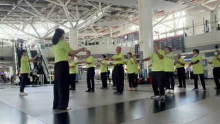 高鐵嘉義站贈票遊高雄 長者感激表演「心花開」