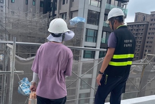幼童於無防護頂樓工地玩耍  桃園勞檢處開罰並停工