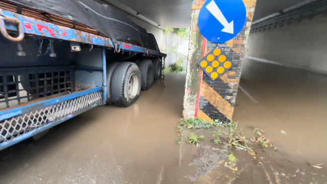 基隆大雷雨堵南街涵洞積水  拖板車強行通過拋錨 | 華視新聞