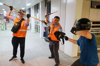 中捷攻擊事件後保全防護升級 增設防暴鋼叉等裝備