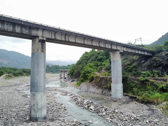 六龜獅額頭大橋橋墩包覆鋼板升級  強化耐洪力 | 華視新聞