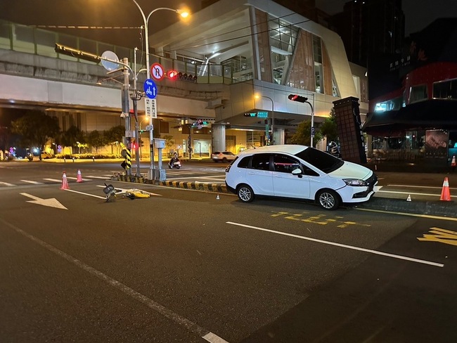 台中男騎Ubike疑搶黃燈  遭轎車撞上送醫不治 | 華視新聞