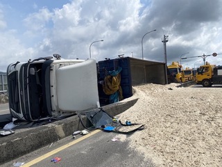 女駕曳引車下匝道失控側翻 路面頓時成沙灘