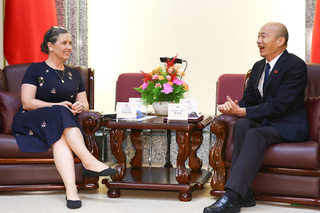 孫曉雅離任前拜會 韓國瑜邀她有機會回來為台發聲