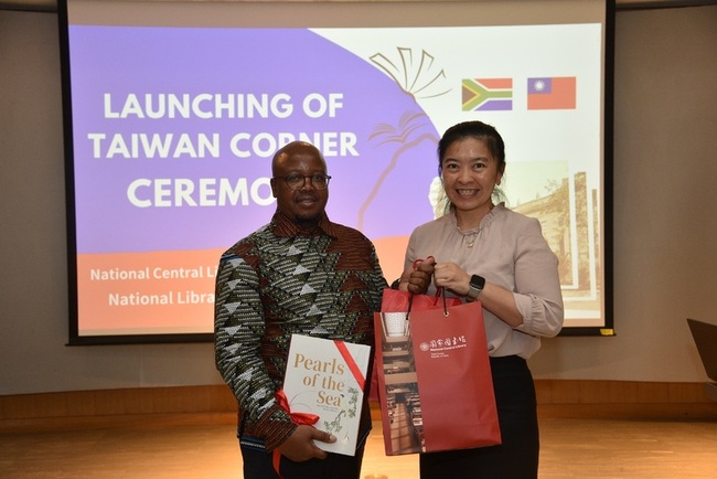 國家圖書館贈圖書 在南非看見「台灣角落」 | 華視新聞