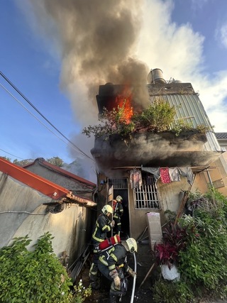 竹縣新埔建物陷火海 警消灌救無人傷亡