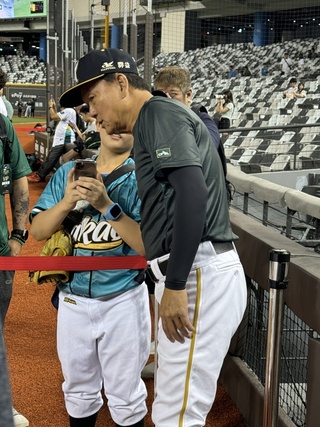 雄鷹大巨蛋主場 洪總寵粉帶小球迷跟王柏融合照