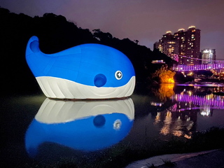 新店碧潭巨型鯨魚噴水秀  地景裝置藝術視聽饗宴