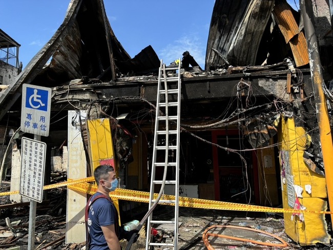 花蓮市寵物店失火 1隻毛孩喪命5棟房屋全毀 | 華視新聞