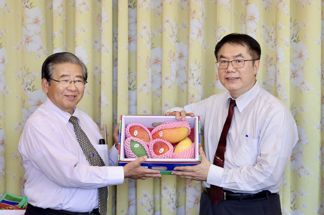 3日本友誼市參與台南芒果節 黃偉哲贈「芒果寶盒」 | 華視新聞