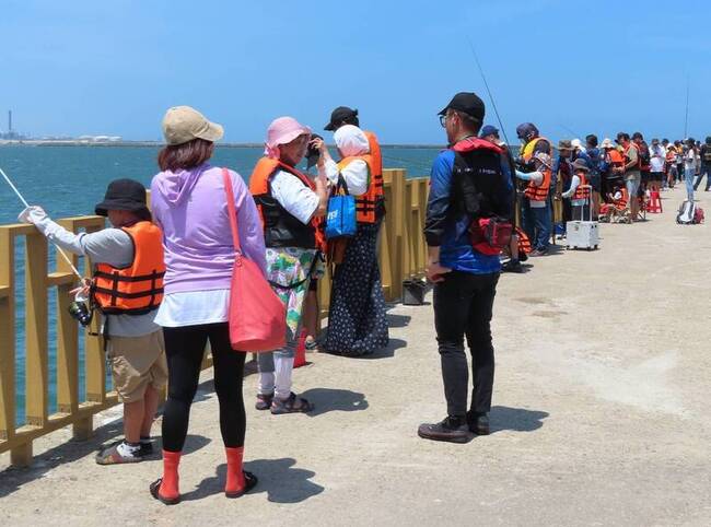 海保署友善釣魚親子體驗台中港登場 吸引60家庭參與 | 華視新聞