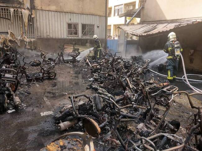 竹縣湖口鄉火警 60輛機車遭燒毀所幸無人受傷 | 華視新聞