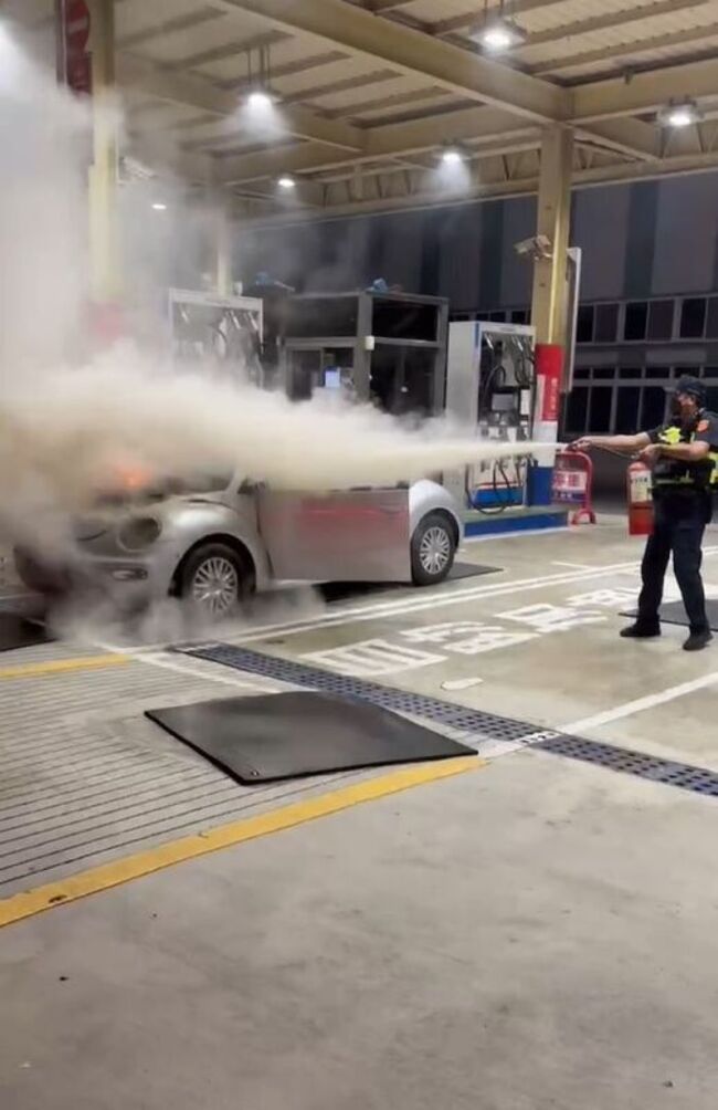 加油後車輛突起火  中市警消迅速撲滅有驚無險 | 華視新聞